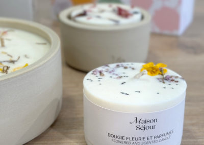 Bougies fleuries en pots en grès, cire naturelle et parfum de grasse