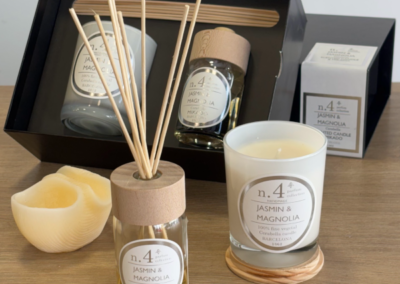 Présentation d'un coffret composé d'une bougie et d'un mikado