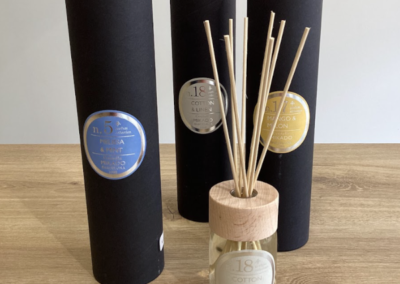 Diffuseur de parfum Mikado avec bâtonnets en bois et flacon en verre pour parfum d’intérieur.